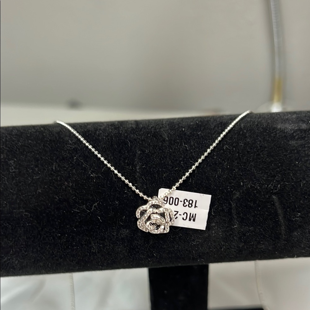 Elegant Silver Necklace with Rose Pendant - Picture 4 of 4